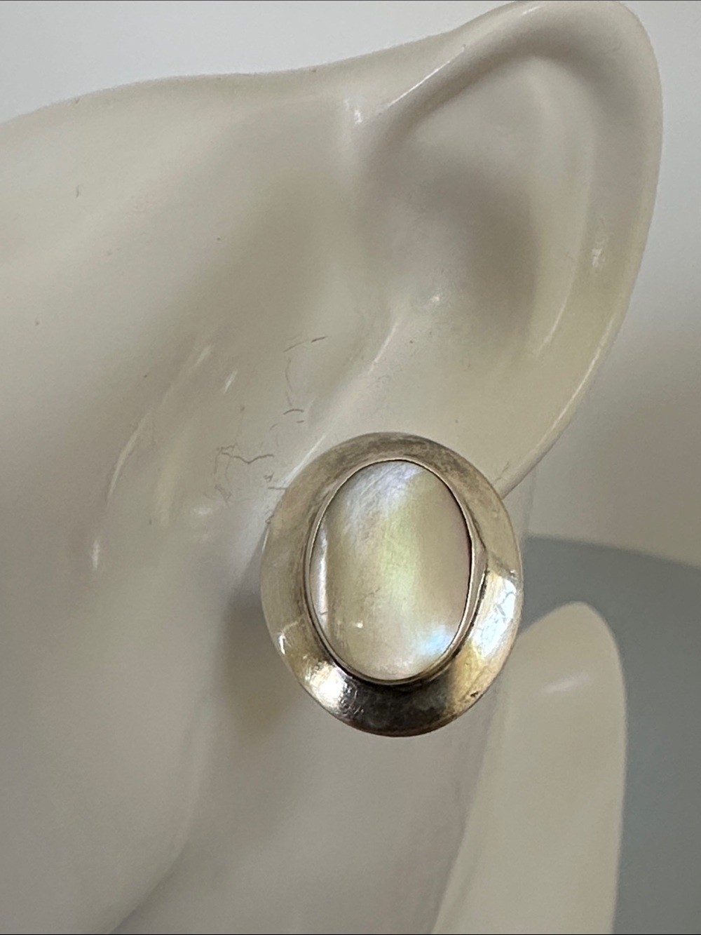 NAVAJO 925 Silver Mother of Pearl Oval earrings